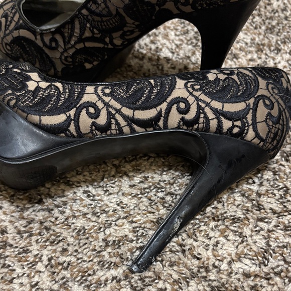 Guess Black and Cream‎ Lace Heels - Picture 4 of 5